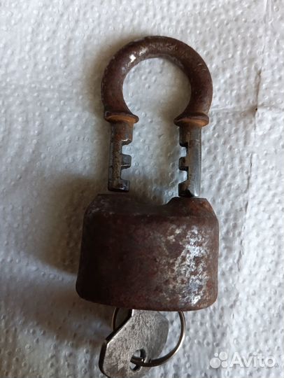 Навесной замок старинный