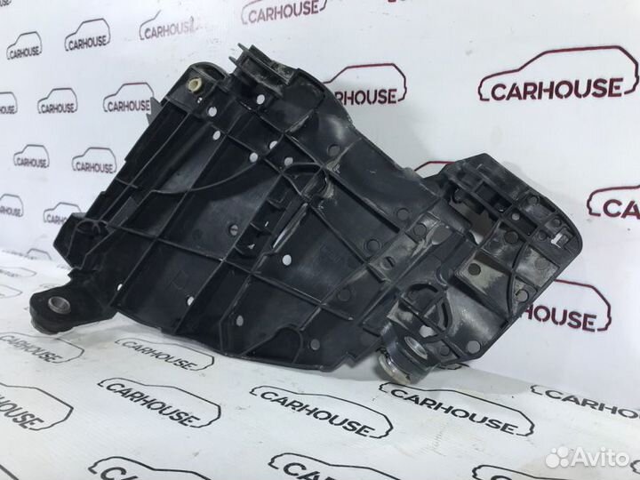 Кронштейн фары передний правый Volkswagen Touareg