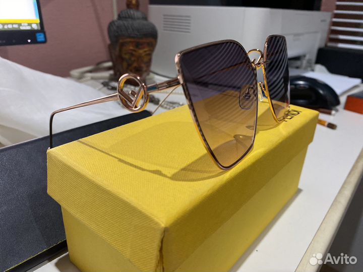 Солнцезащитные очки fendi
