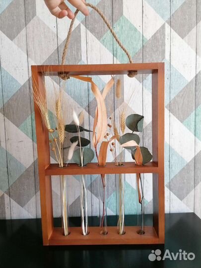 Деревянная рамка с пробирками