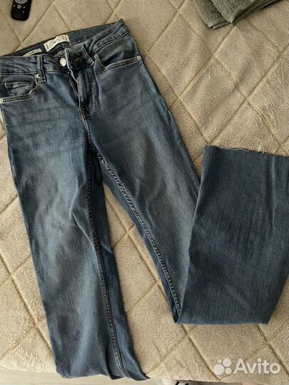 Джинсы клеш mango