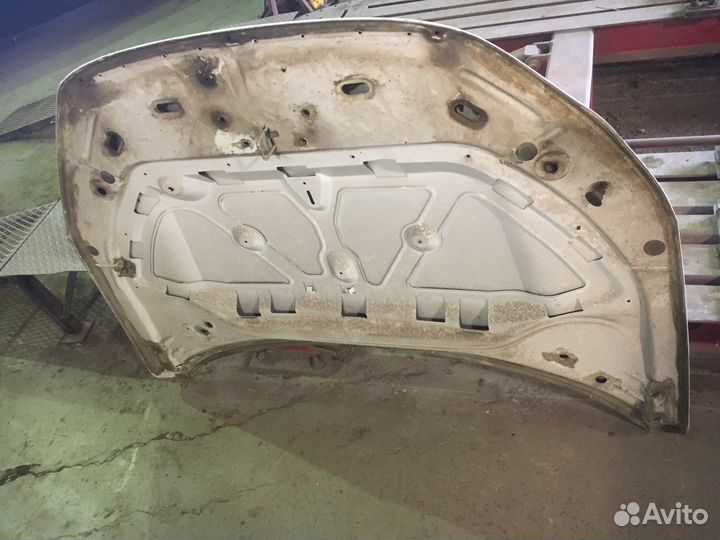 Капот на весту