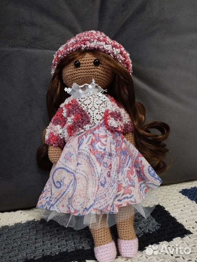 Вязаная кукла ручной работы
