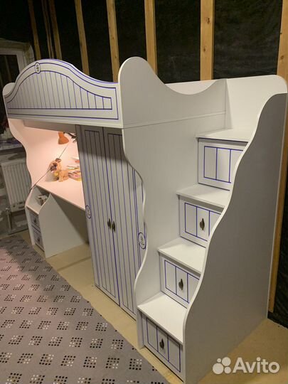 Детская кровать чердак со столом и шкафом