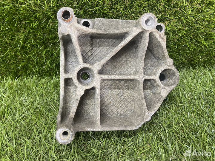 Кронштейн компрессора кондиционера CitroenC4