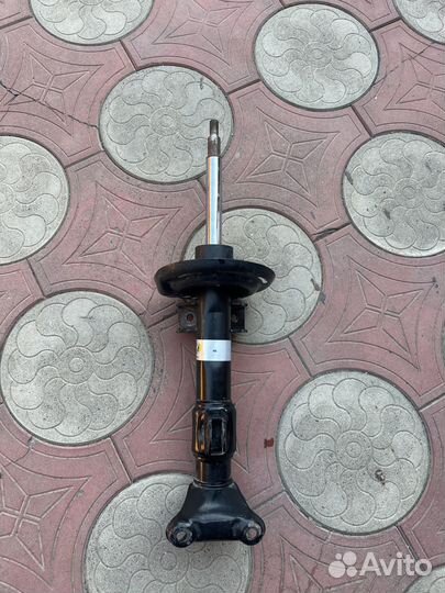 Амортизатор передний левый на Мерседесw204