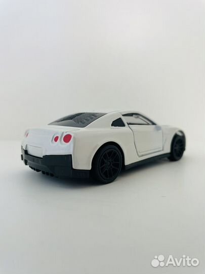 Машинка Nissan GT-R