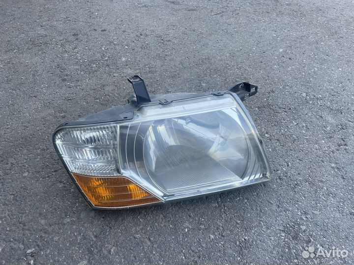 Фара правая mitsubishi pajero montero 3