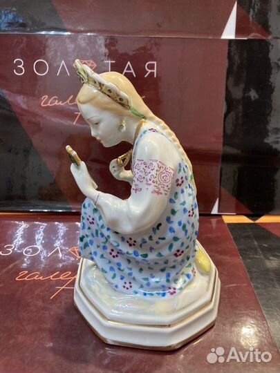 Статуэтка Девочка с Зеркалом Фарфор