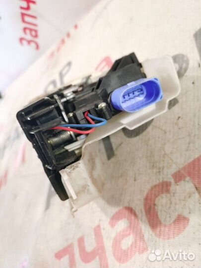 Замок боковой двери передний левый Volkswagen Golf