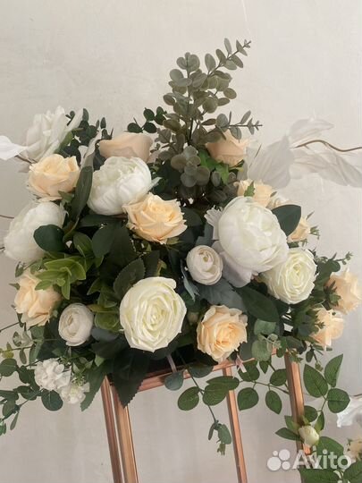 Цветы на стойках