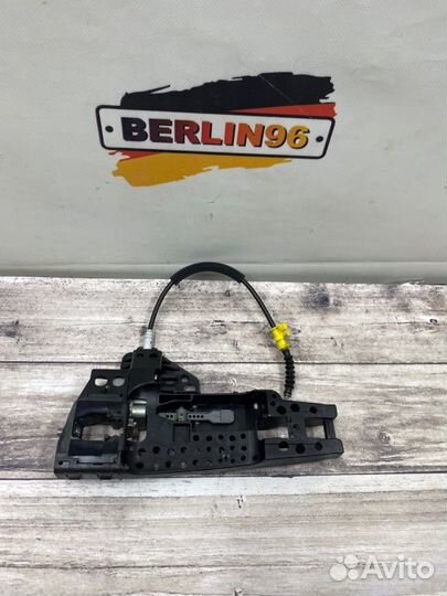 Кронштейн ручки двери задний левый Audi A6 Allroad