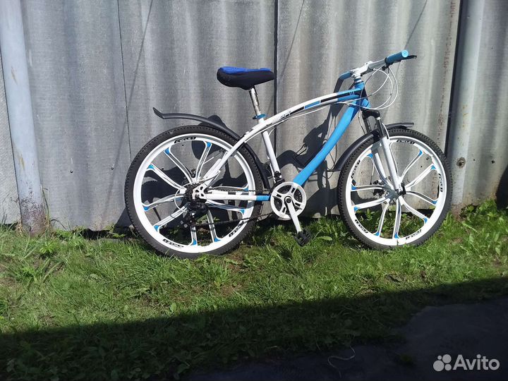 Велосипед на литых дисках 26