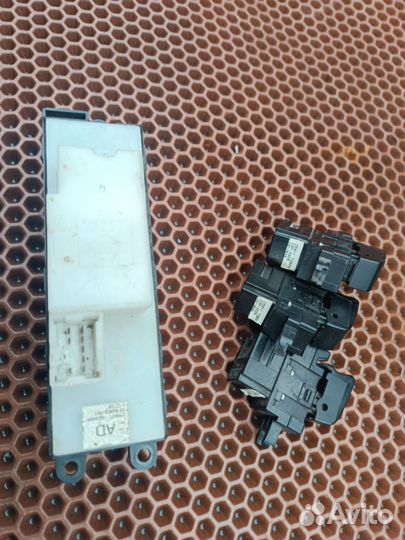 Блок управления стеклоподъемниками Ниссан пресаж