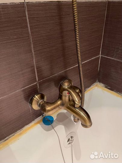 Смесители б/у, набор крючков, полочка в ванну