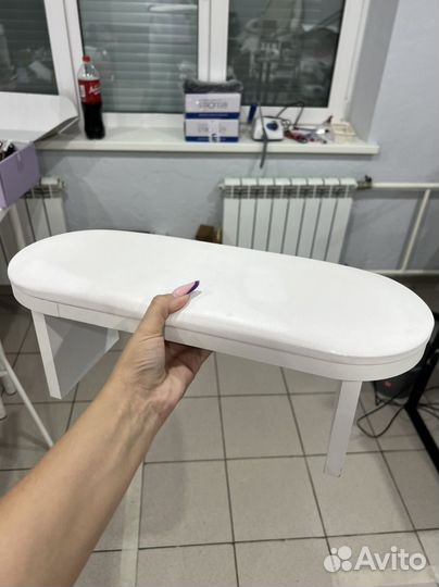 Полочка под руку клиента белая