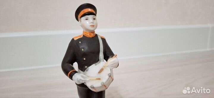 Фарфоровая статуэтка Суворовец с барабаном