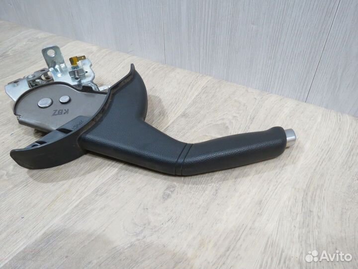 Рычаг стояночного тормоза ручник Kia Rio 3