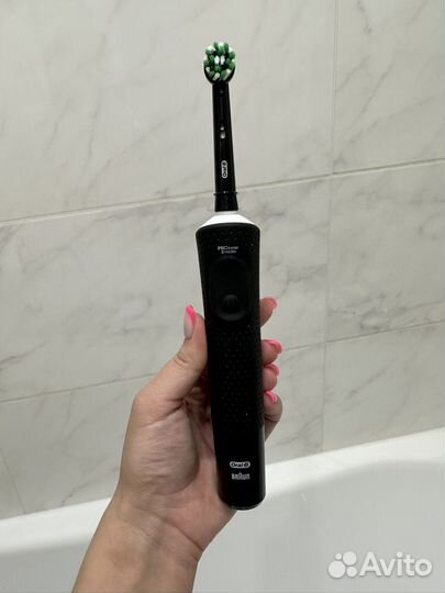 Электрическая зубная щетка oral b новая