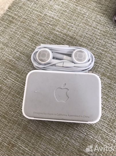 Зарядка на iPhone 4, наушники