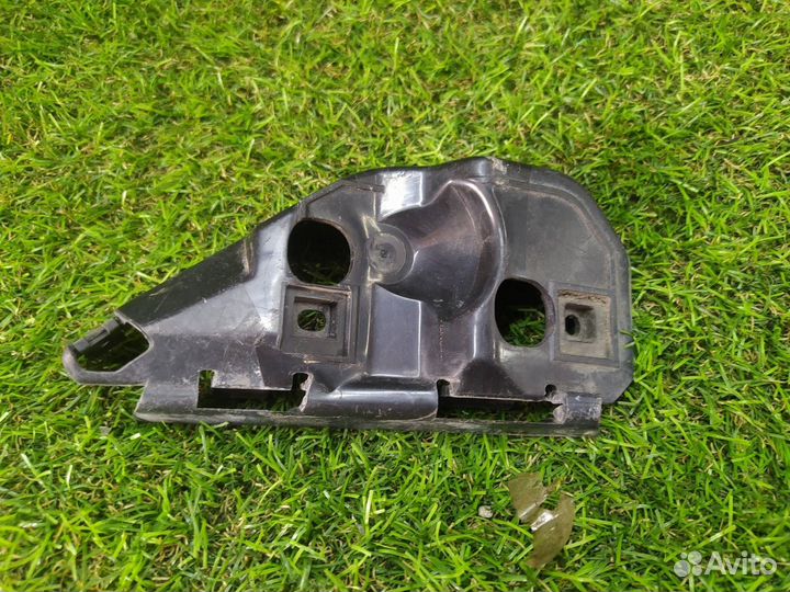 Крепление бампера переднее правое Volvo V50