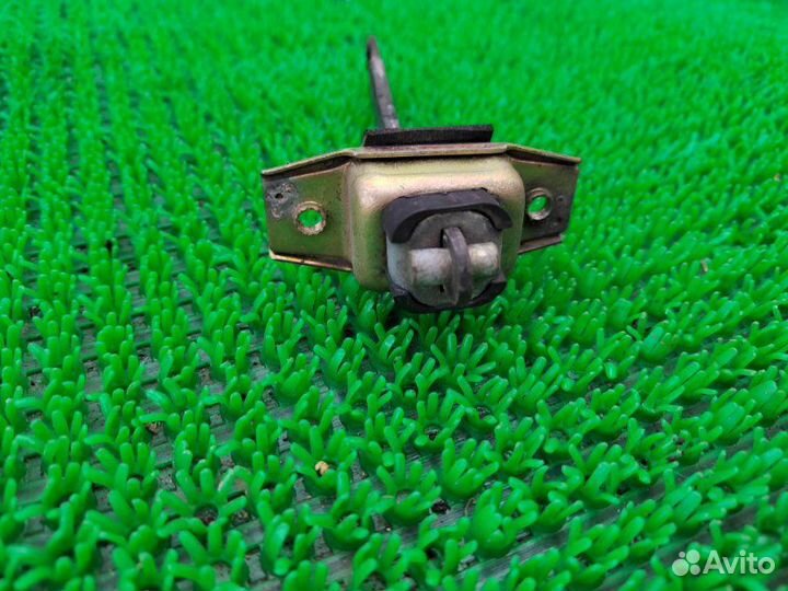 Ограничитель двери лев. зад. Toyota Land Cruiser