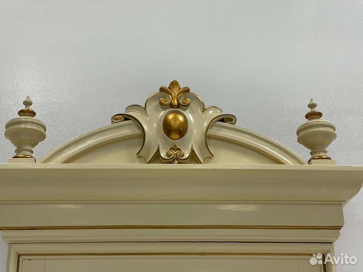 Старинная консоль с зеркалом