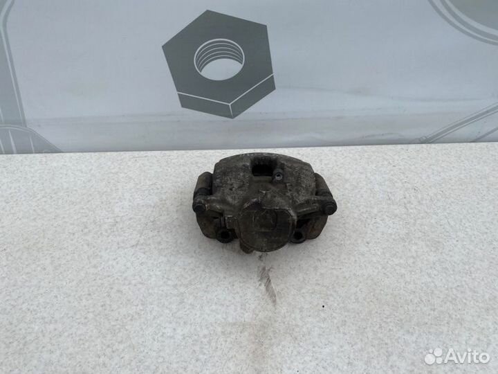 Тормозной суппорт передний правый Mercedes-Benz C