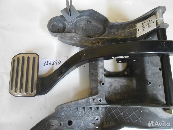 Педаль тормоза (Porsche Cayenne)