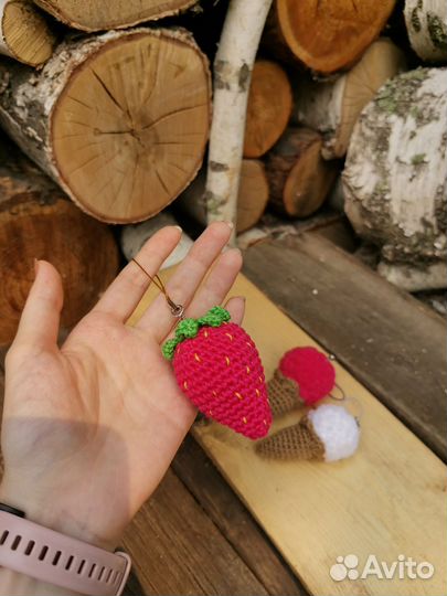 Клубника вязаная. Брелок (обвес) на сумку, ключи