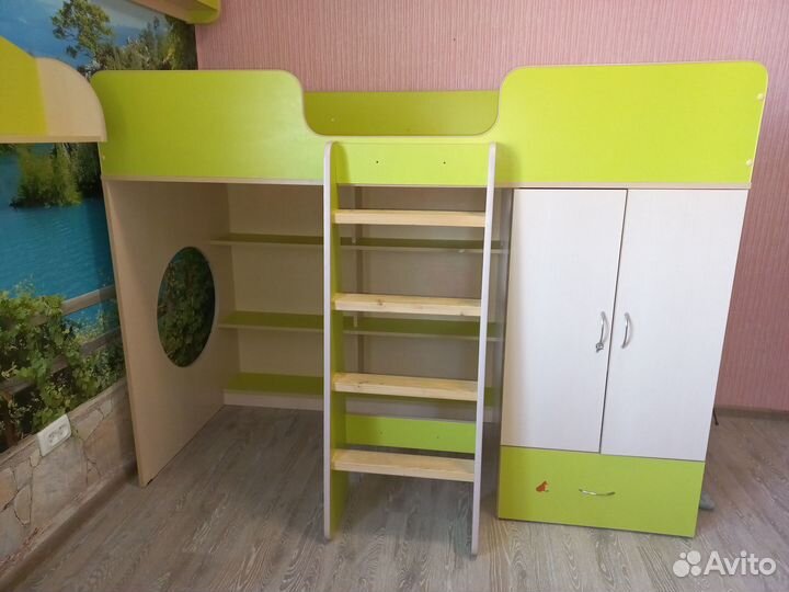 Детская кровать чердак со столом и шкафом