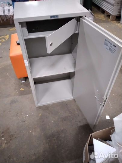 Сейф. Шкаф бухгалтерский б/у