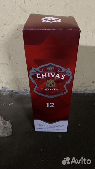 Пустая бутылка из-под виски Chivas