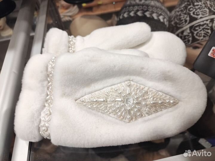 Варежки белые