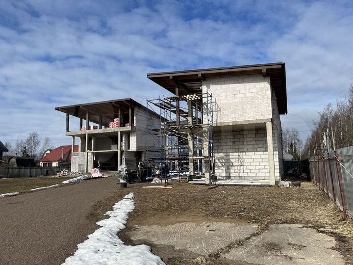 Коттедж 1320 м² на участке 28 сот.