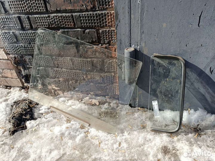 Стекло двери задней левой Нива 2131