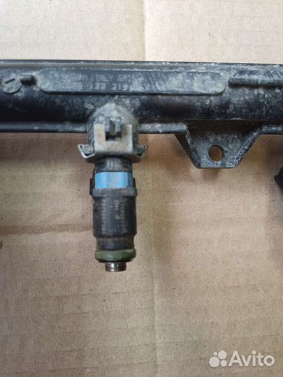 Топливная рампа в с форсунками Skoda Rapid 1.6