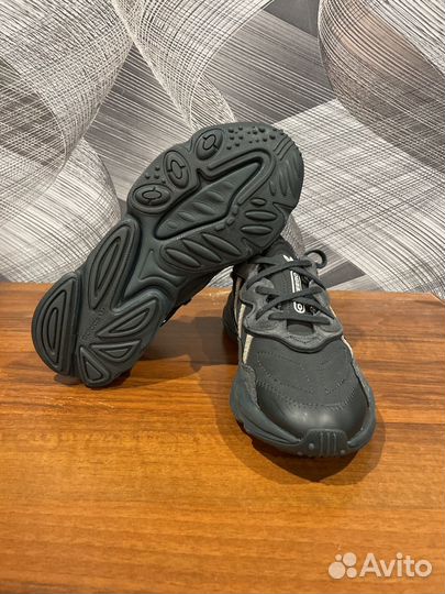 Кроссовки Adidas ozweego размер 38,5