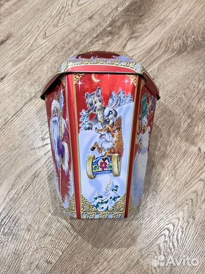 Жестяная коробка/подарок с ёлки