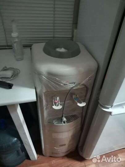 Кулер для воды напольный