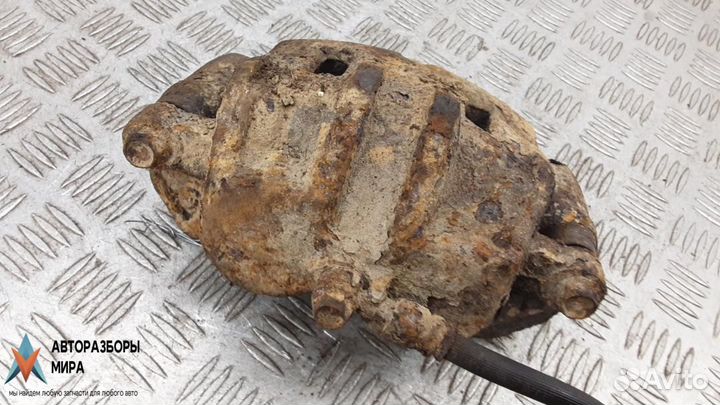 Суппорт передний правый Kia Sorento 2004