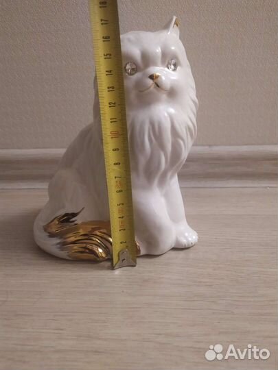 Статуэтка белый кот
