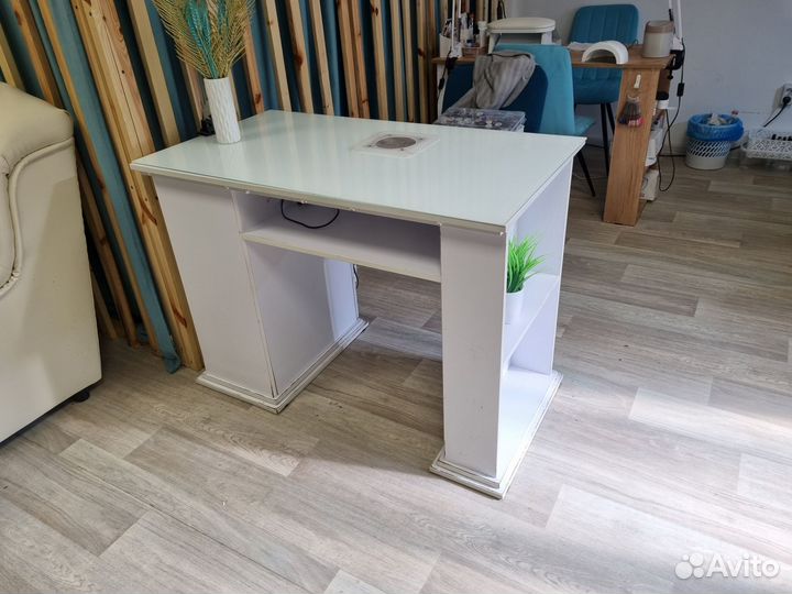 Маникюрный стол с вытяжкой бу