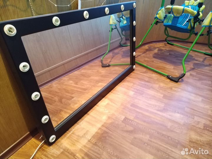 Гримерное зеркало с лампочками