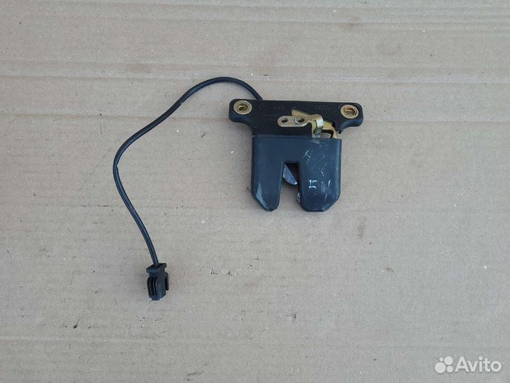 Замок крышки багажника задний Audi 80 B4