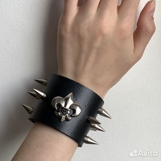 Напульсник браслет с шипами кожаный