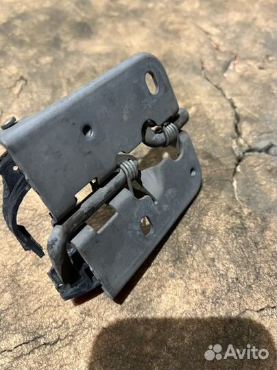 Петля замка капота шкода