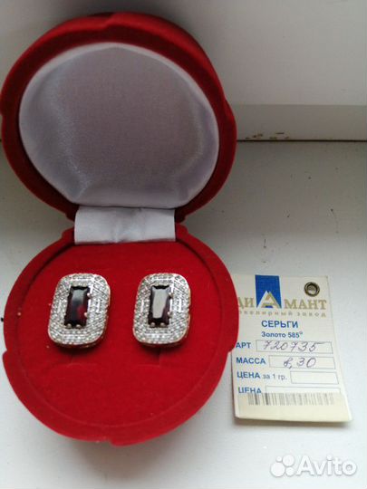 Серьги золотые, камень гранат