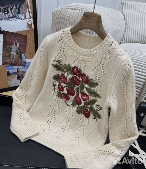 Свитер с вышивкой Valentino