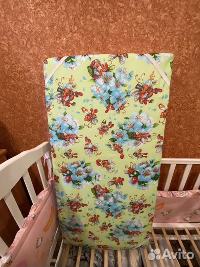 Детская кроватка с маятником белая